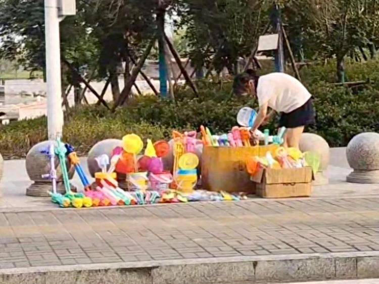 安徽14岁女孩摆摊25天赚2000元，走红后竞争增多