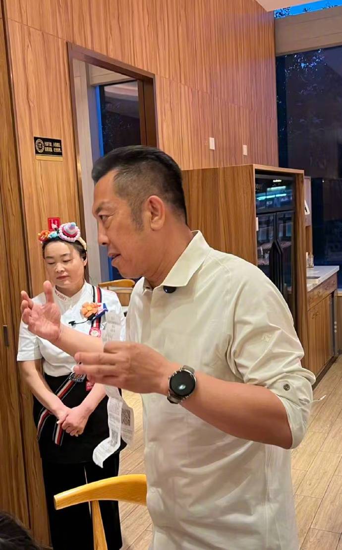贾国龙称经常带孙女吃西贝儿童餐：自家孩子能吃才给顾客吃；西贝被指西兰花保质期2年